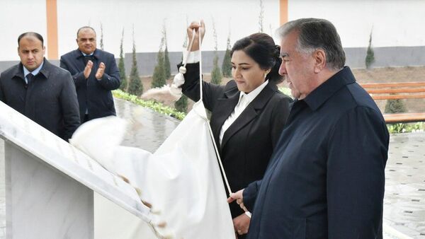 Эмомали Рахмон сдал в эксплуатацию среднее общеобразовательное учреждение № 23 в Турсунзаде  - Sputnik Тоҷикистон