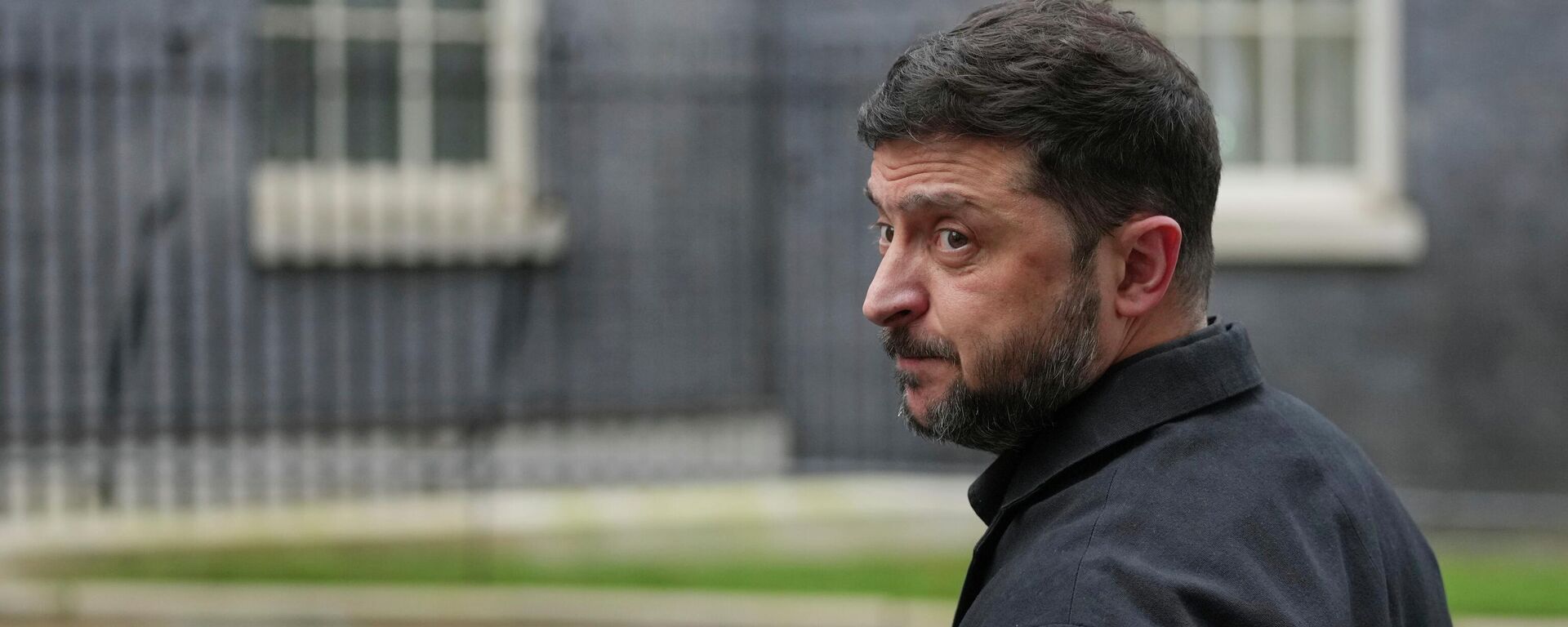 Владимир Зеленский на встрече с премьер-министром Великобритании Киром Стармером на Даунинг-стрит в Лондоне в понедельник, 8 декабря 2025 года. - Sputnik Тоҷикистон, 1920, 10.12.2025