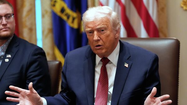 Президент США Дональд Трамп выступает во время круглого стола по сельскохозяйственным субсидиям в зале заседаний Кабинета министров Белого дома в понедельник, 8 декабря 2025 года, в Вашингтоне. - Sputnik Тоҷикистон