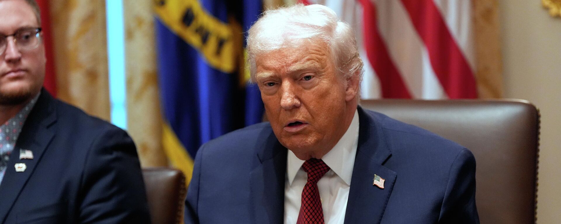 Президент США Дональд Трамп выступает во время круглого стола по сельскохозяйственным субсидиям в зале заседаний Кабинета министров Белого дома в понедельник, 8 декабря 2025 года, в Вашингтоне. - Sputnik Тоҷикистон, 1920, 09.12.2025