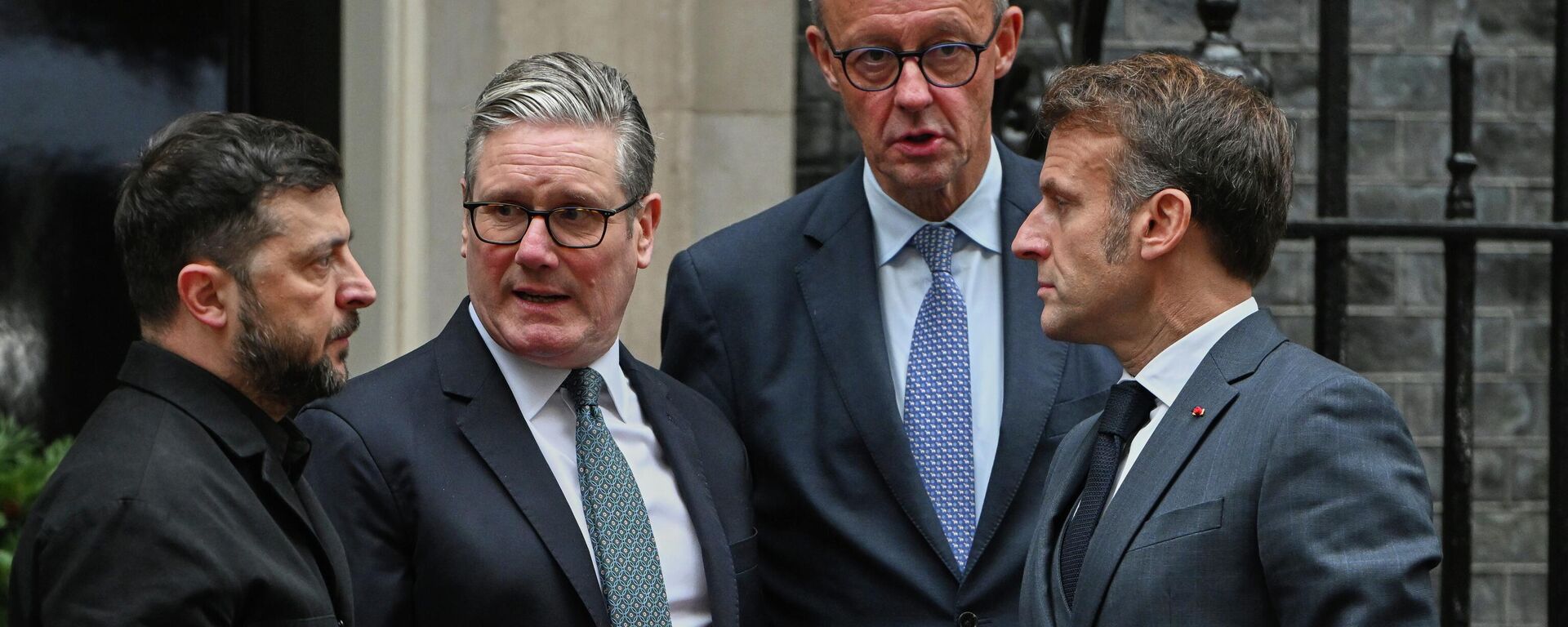 Владимир Зеленский беседует с премьер-министром Великобритании Киром Стармером, канцлером Германии Фридрихом Мерцем и президентом Франции Эммануэлем Макроном на Даунинг-стрит в Лондоне в понедельник, 8 декабря 2025 года. - Sputnik Таджикистан, 1920, 10.12.2025