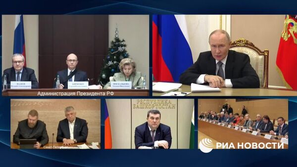 Фарзандони ҳамватанони кӯчида ба Русия, ки тақдирашонро бо кишвар пайвастаанд, набояд мушкиле бо мактаб дошта бошанд, - Путин - Sputnik Тоҷикистон