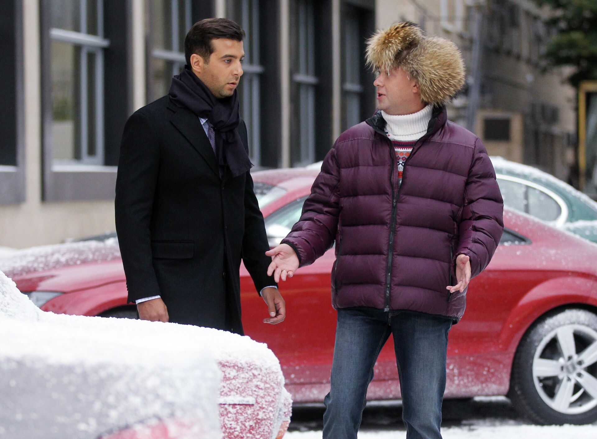 Актеры Иван Ургант и Сергей Светлаков (слева направо) на съемках фильма Елки-2 в Москве. - Sputnik Таджикистан, 1920, 09.12.2025