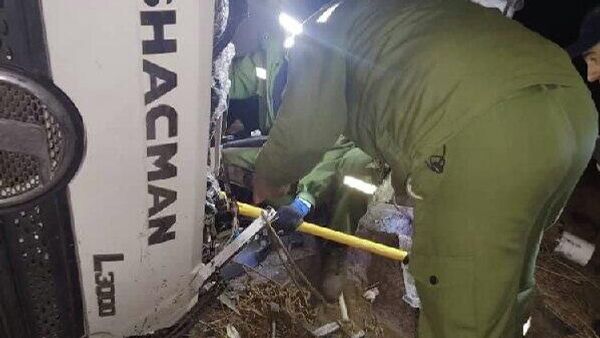 На трассе Душанбе-Худжанд грузовик упал с обрыва высотой около 10-15 метров - Sputnik Таджикистан