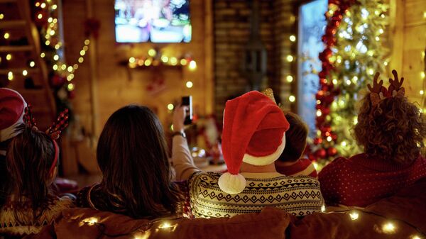 Просмотр новогодних фильмов дома. Иллюстративное фото - Sputnik Таджикистан