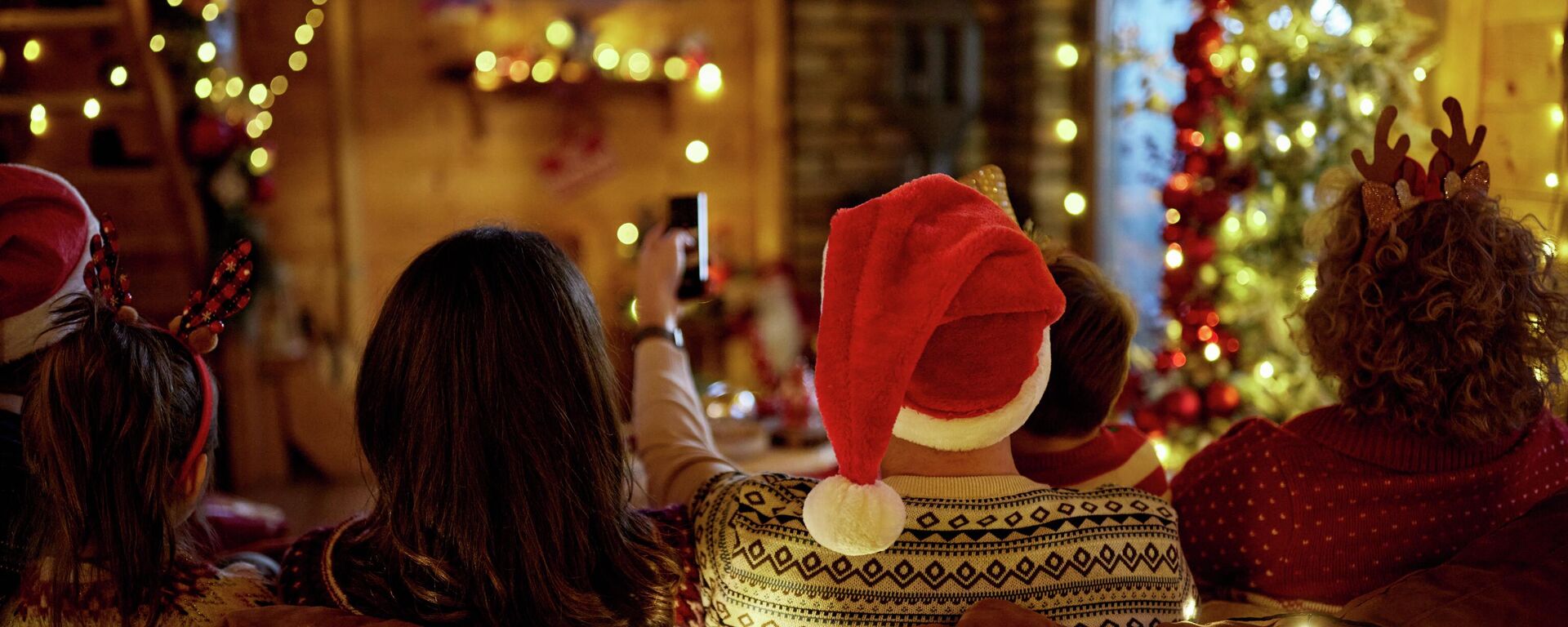 Просмотр новогодних фильмов дома. Иллюстративное фото - Sputnik Таджикистан, 1920, 02.01.2026