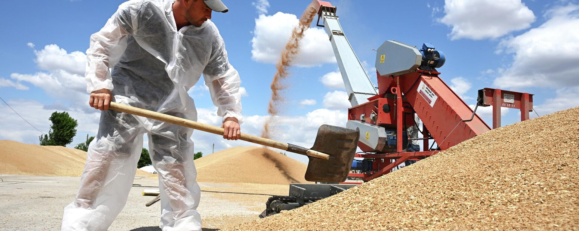 Уборка урожая пшеницы в Крыму - Sputnik Таджикистан, 1920, 10.12.2025