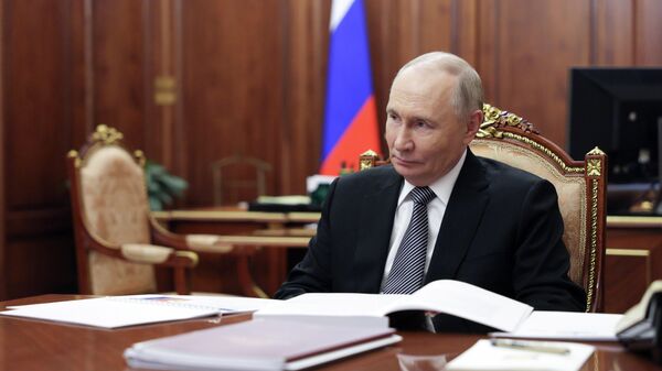 Президент РФ Владимир Путин во время встречи с президентом Российской академии наук (РАН) Геннадием Красниковым. - Sputnik Таджикистан