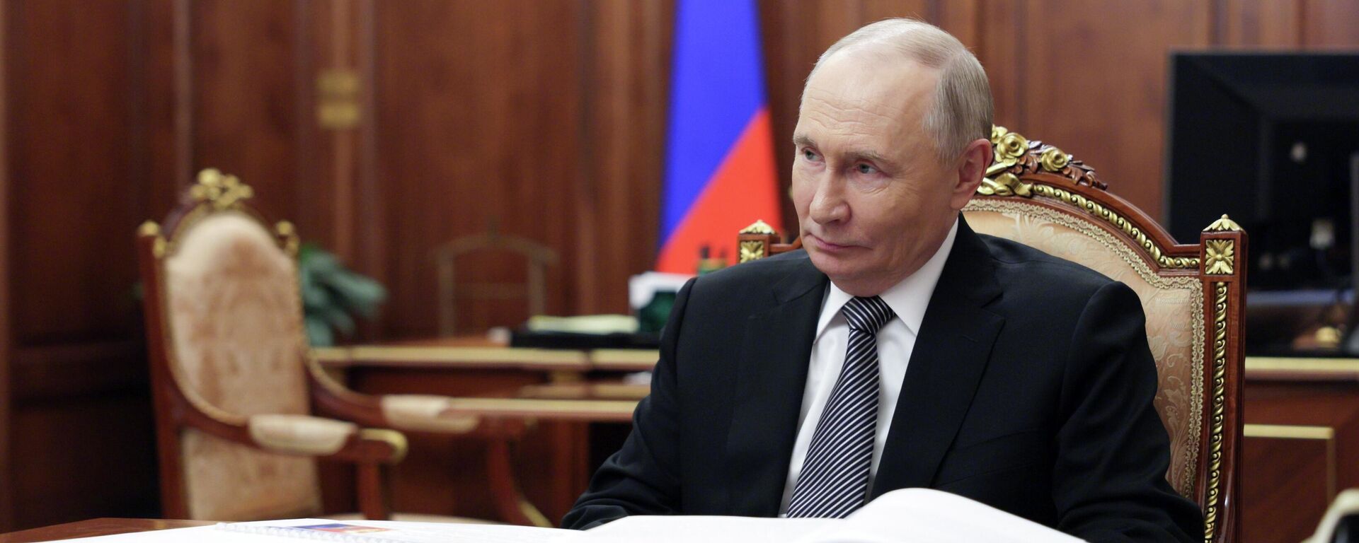 Президент РФ Владимир Путин во время встречи с президентом Российской академии наук (РАН) Геннадием Красниковым. - Sputnik Таджикистан, 1920, 11.12.2025