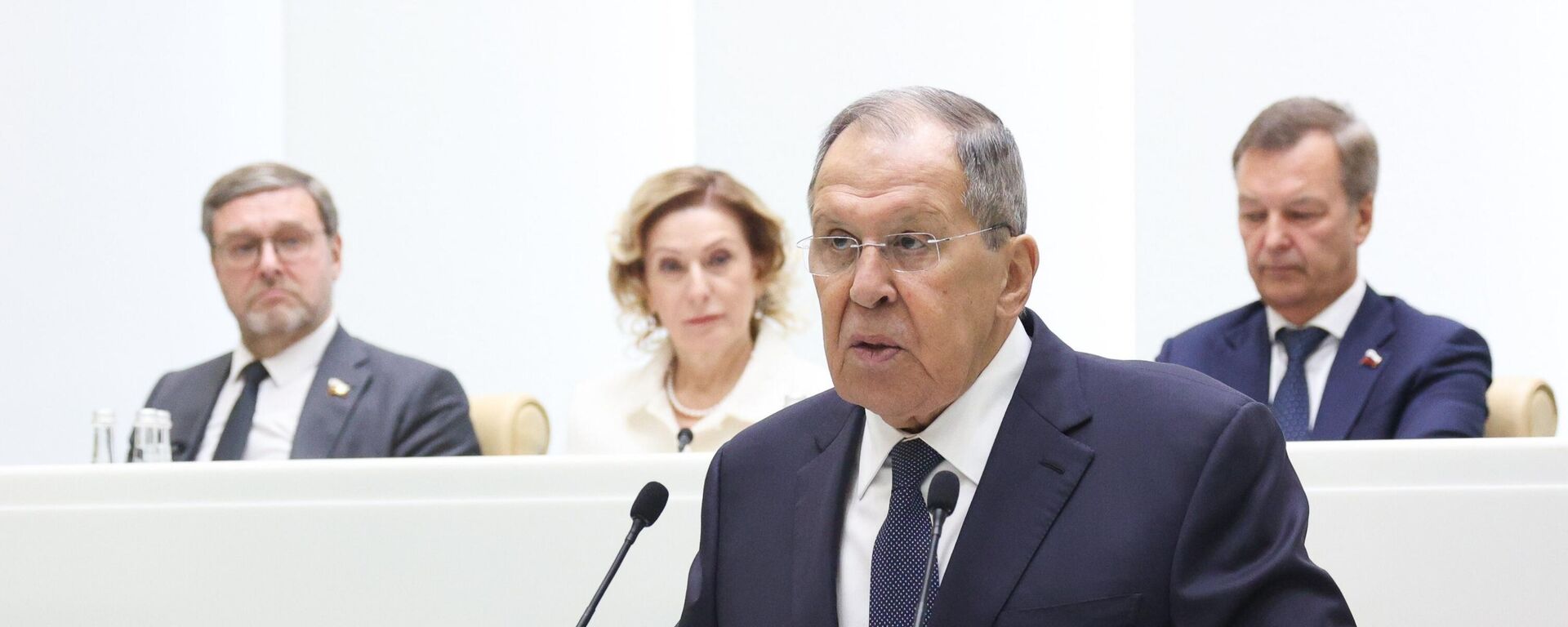 Министр иностранных дел РФ Сергей Лавров выступает во время Правительственного часа в Совете Федерации РФ.   - Sputnik Таджикистан, 1920, 10.12.2025
