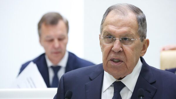 Министр иностранных дел РФ Сергей Лавров выступает во время Правительственного часа в Совете Федерации РФ. - Sputnik Тоҷикистон