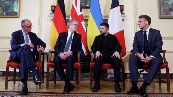 Владимир Зеленский на встрече с премьер-министром Великобритании Киром Стармером, канцлером Германии Фридрихом Мерцем и президентом Франции Эммануэлем Макроном. Архивное фото - Sputnik Таджикистан