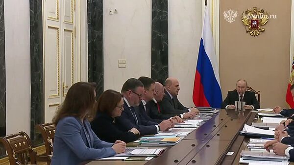 Путин афзоиши музди меҳнат ва нафақа дар Русияро муҳим хонд - Sputnik Тоҷикистон