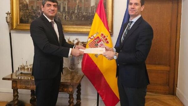 Посол Таджикистана вручил верительные грамоты испанскому коллеге Адриану Мартину Коусе - Sputnik Таджикистан