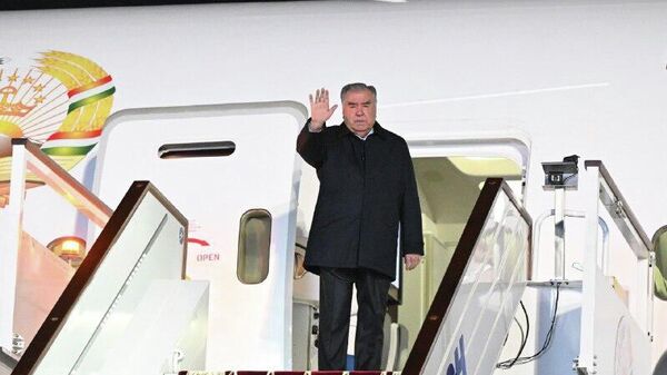 Эмомалӣ Раҳмон барои иштирок дар Форуми байналмилалии сулҳ ва эътимод ба Туркманистон сафар кард - Sputnik Тоҷикистон