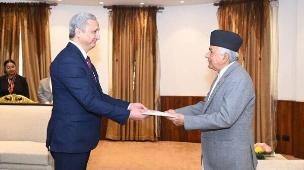 Сафири Тоҷикистон дар Непал (қароргоҳ дар Деҳлӣ) Луқмон Бобокалонзода ба Президенти Непал ҷаноби Рам Чандра Паудел эътимоднома супорид - Sputnik Тоҷикистон