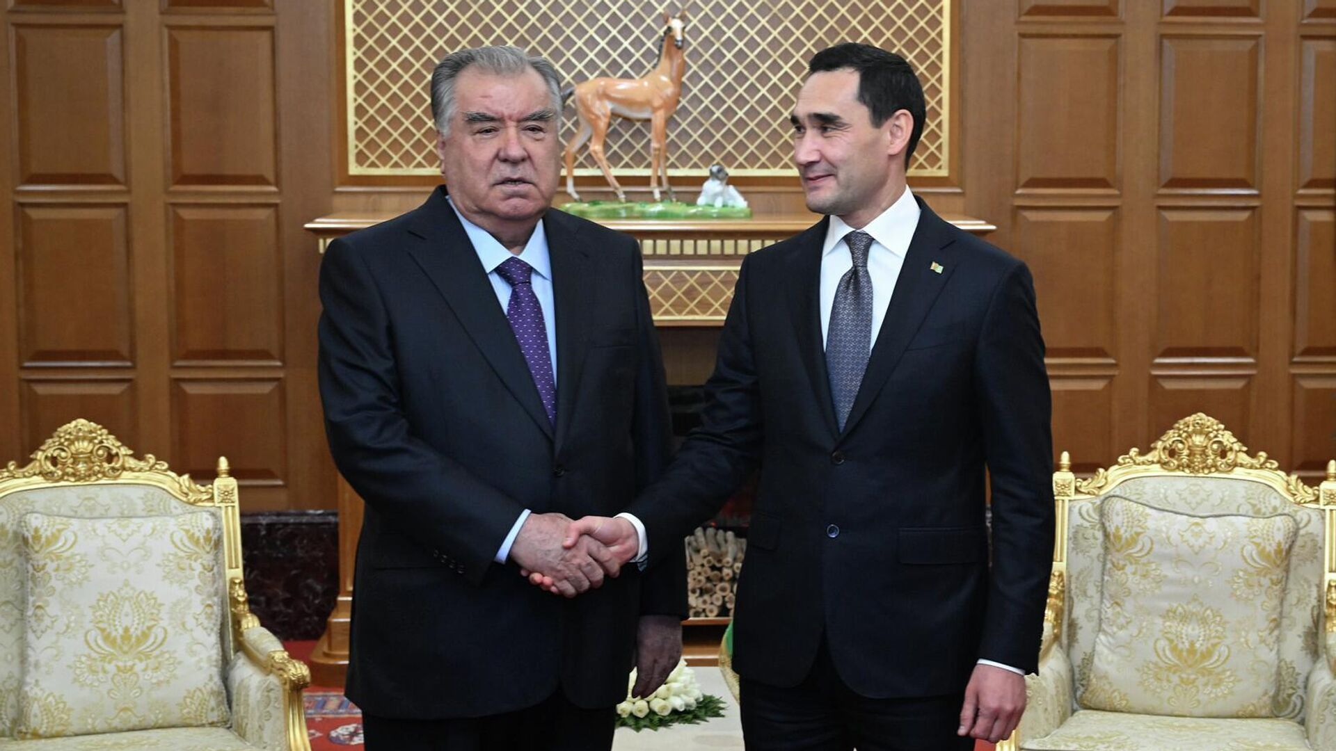 Эмомали Рахмон в Ашхабаде встретился с Президентом Туркменистана Сердаром Бердымухамедовым - Sputnik Таджикистан, 1920, 12.12.2025