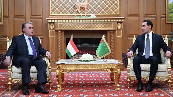 Эмомали Рахмон в Ашхабаде встретился с Президентом Туркменистана Сердаром Бердымухамедовым - Sputnik Тоҷикистон