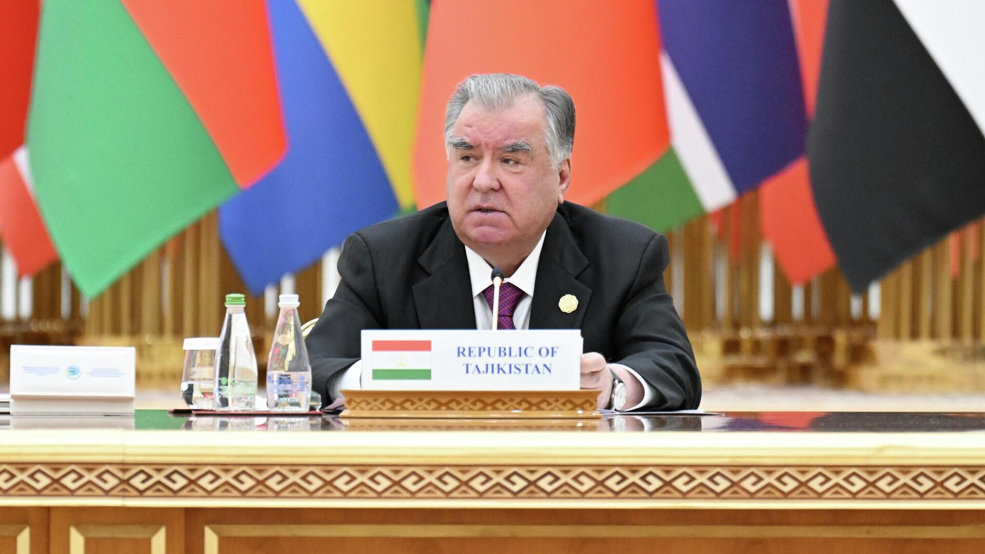 Эмомали Рахмон принял участие и выступил с речью на Международном форуме мира и доверия в Ашхабаде. - Sputnik Таджикистан, 1920, 12.12.2025