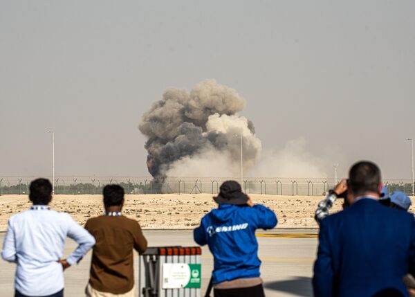 Дым поднимается после крушения индийского истребителя во время демонстрационного полета на авиасалоне в Дубае. - Sputnik Таджикистан