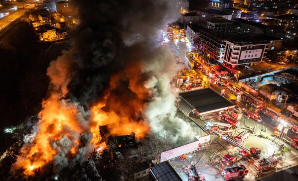 Пожар на предприятии по переработке отходов в Авджыларе, Стамбул, Турция. - Sputnik Таджикистан