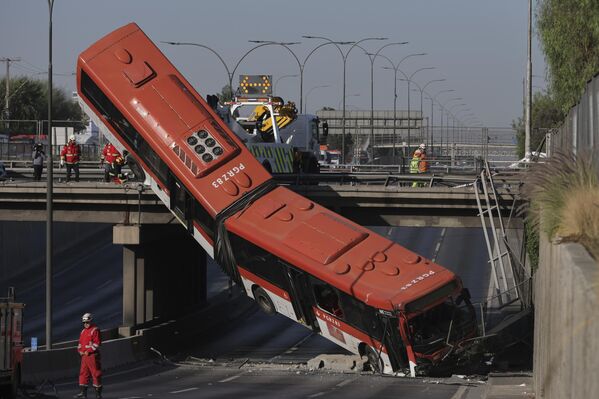 Автобус завис на эстакаде после столкновения с автомобилем в Сантьяго, Чили. - Sputnik Таджикистан