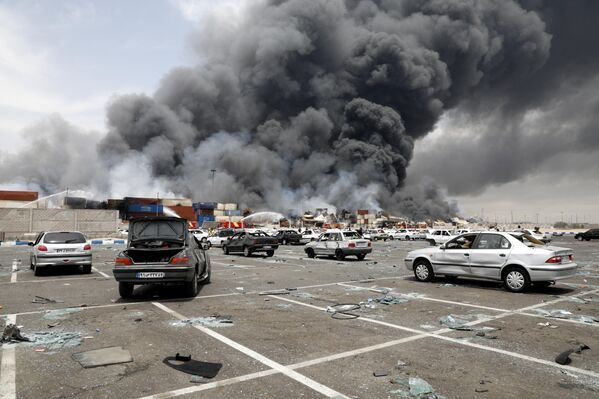 Густой дым поднимается над местом взрыва, произошедшего в портовом доке Шахид Раджаи, к юго-западу от Бандар-Аббаса в иранской провинции. В результате погибло более сорока человек и более тысячи получили ранения.  - Sputnik Таджикистан