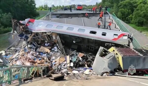 Один из вагонов поезда Климов - Москва, раздавленный обрушившимся мостом в Брянской области.  - Sputnik Таджикистан