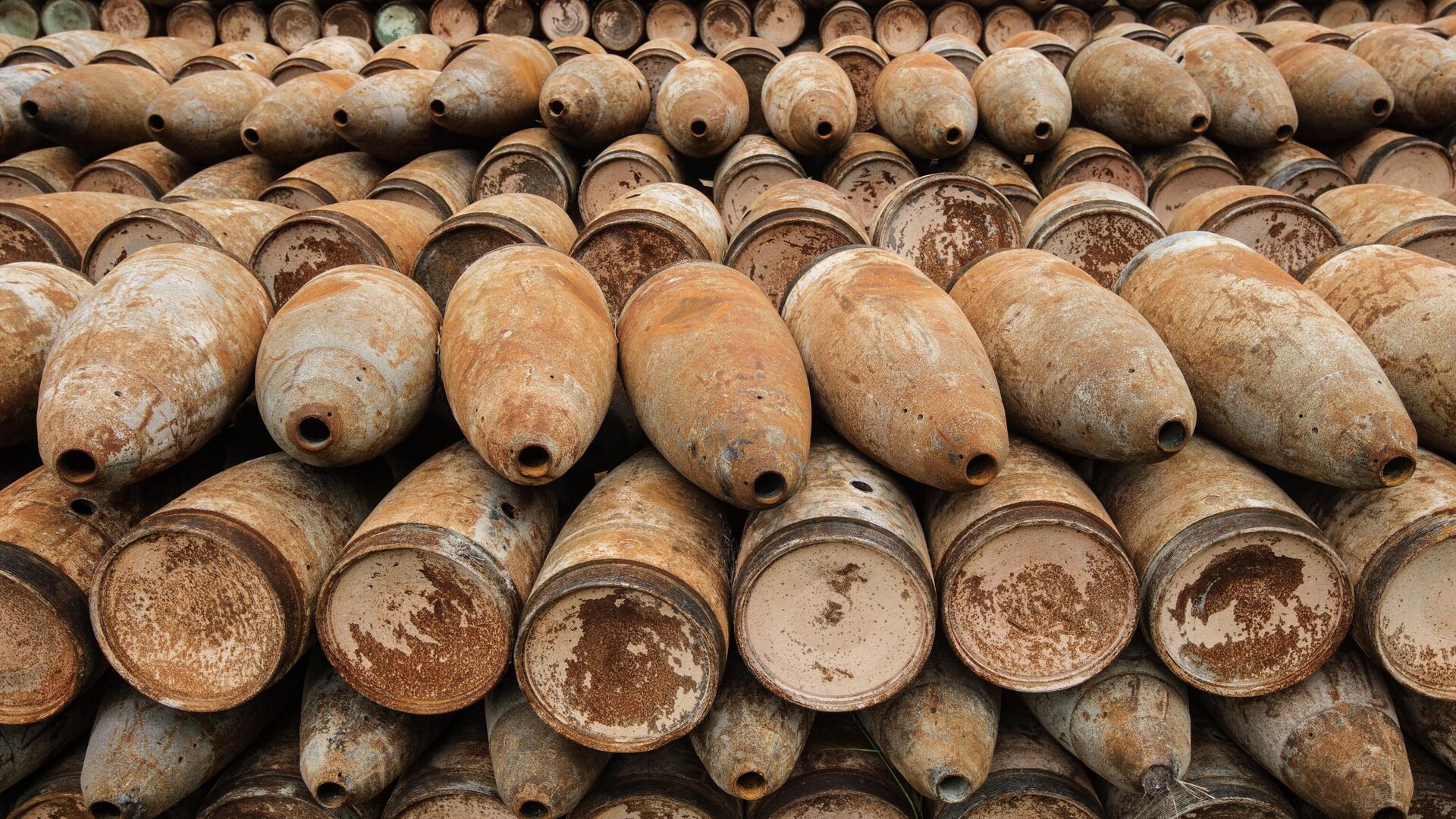 Площадка открытого хранения обожженных боеприпасов с отравляющими веществами для последующей утилизации в рамках программы уничтожения последнего химического оружия на объекте Кизнер в Удмуртии. - Sputnik Тоҷикистон, 1920, 13.12.2025