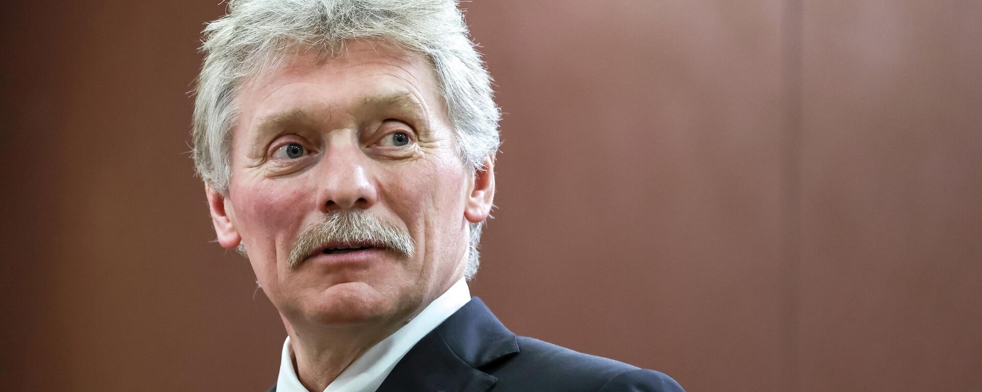 Пресс-секретарь президента РФ Дмитрий Песков на встрече президента РФ Владимира Путина и президента Ирана Масуда Пезешкиана в Ашхабаде. - Sputnik Таджикистан, 1920, 12.12.2025