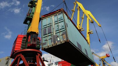 Погрузочно-разгрузочные работы в контейнерном терминале Калининградского морского торгового порта.