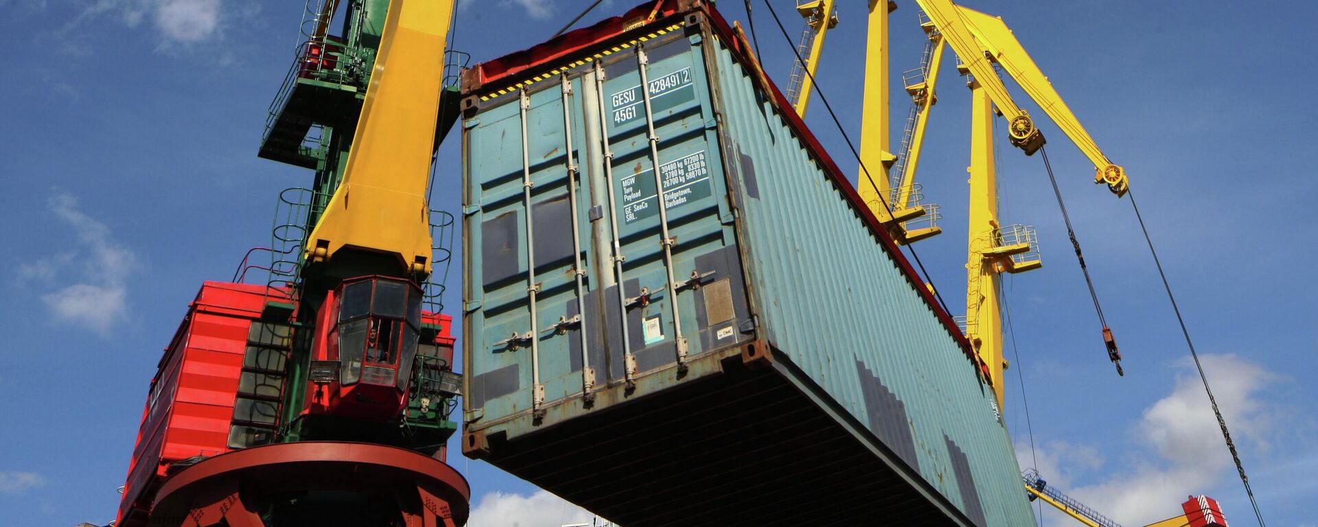 Работа контейнерного терминала Калининградского морского порта - Sputnik Тоҷикистон, 1920, 14.12.2025