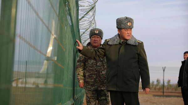 Рабочая поездка Камчыбека Ташиева в район стыка границ Кыргызстана, Узбекистана и Таджикистана - Sputnik Тоҷикистон