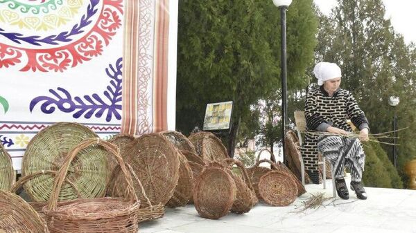 Намоишгоҳи ҳунарҳои дастӣ дар Панҷакент ана ҳамин гуна идома дорад - Sputnik Тоҷикистон