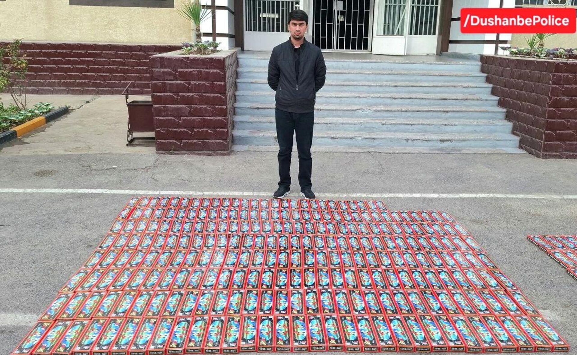 Боздошти ҷавон барои фурӯши маводи пиротехникӣ - Sputnik Тоҷикистон, 1920, 14.12.2025