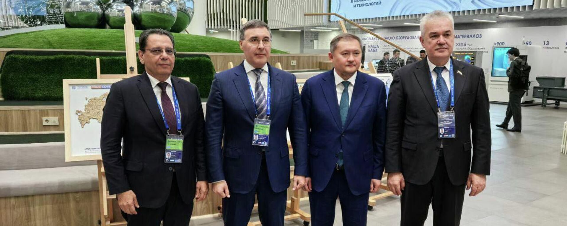 Валерий Фальков провел переговоры с министрами Казахстана, Узбекистана и Таджикистана на полях Международной конференции по сотрудничеству в области науки и технологий  - Sputnik Таджикистан, 1920, 14.12.2025