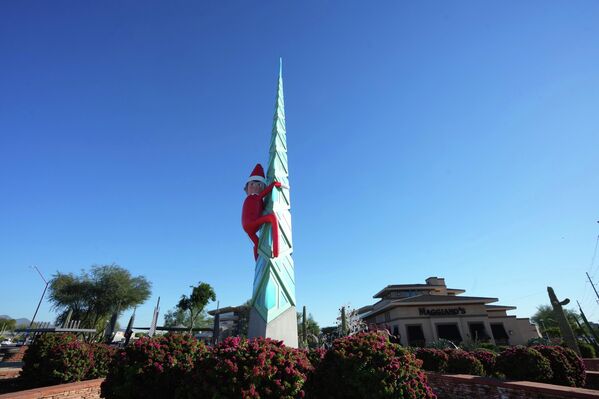 Эльф на елке ​​в местном торговом центре в Скоттсдейле, штат Аризона, США. - Sputnik Таджикистан