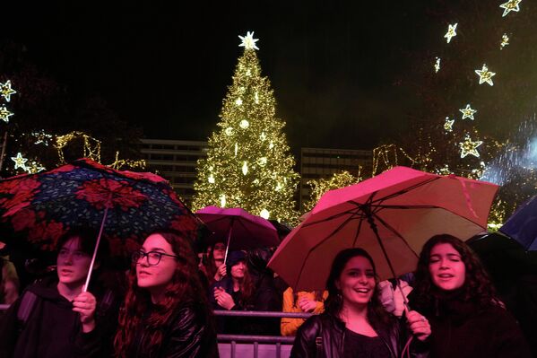 Люди слушают концерт во время дождя на площади Синтагма в Афинах, Греция. - Sputnik Таджикистан