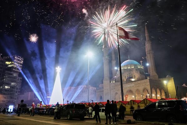 Рождественская елка на площади Мучеников в центре Бейрута, Ливан. - Sputnik Таджикистан