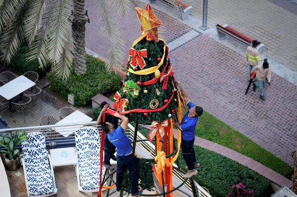 Рабочие украшают рождественскую елку в Дубае, ОАЭ. - Sputnik Таджикистан