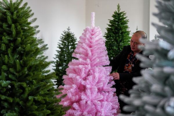 Производство рождественских елок в городе Цзиньхуа, Китай. - Sputnik Таджикистан