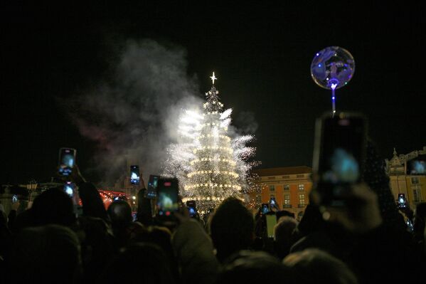 Зажжение огней на рождественской елке в Лиссабоне, Португалия. - Sputnik Таджикистан