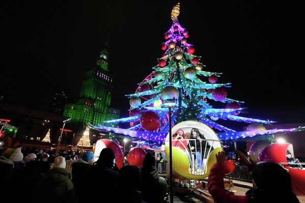 Люди посещают рождественскую ярмарку в Варшаве, Польша, суббота, 29 ноября 2025 года. - Sputnik Таджикистан