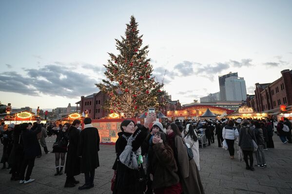 Елка на рождественской ярмарке в Йокогаме, Япония. - Sputnik Таджикистан