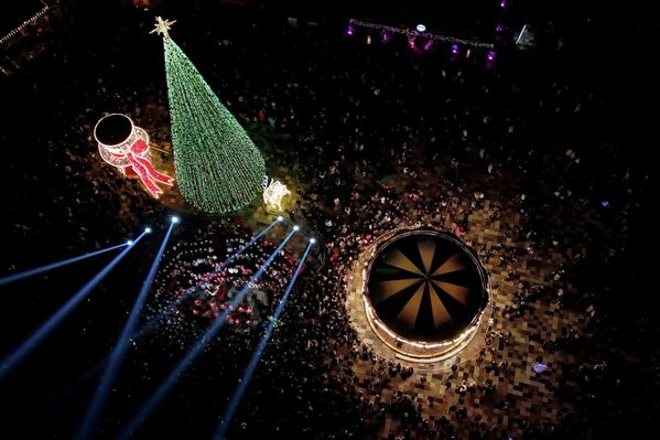 Рождественская елка на площади Скандербега в Тиране, Албания. - Sputnik Таджикистан