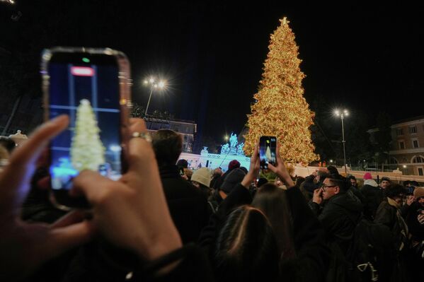 Рождественская елка в Риме. - Sputnik Таджикистан
