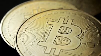 Сувенирная монета криптовалюты биткойн.