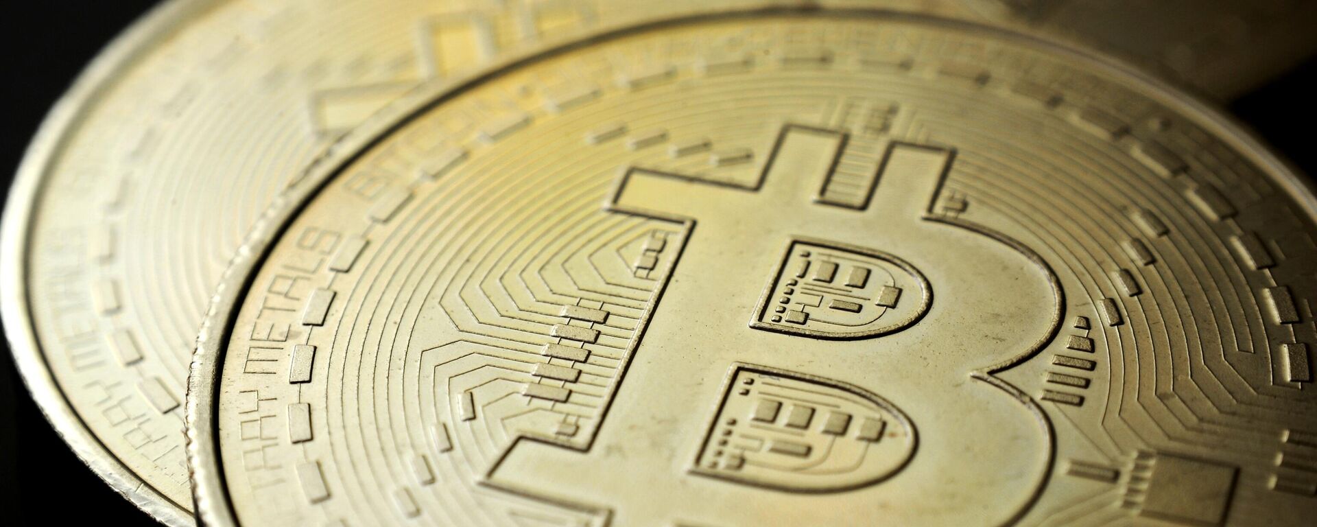 Сувенирная монета криптовалюты биткойн. - Sputnik Тоҷикистон, 1920, 15.12.2025