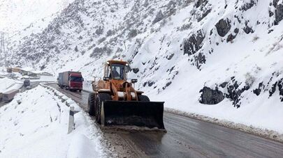 Работы по расчистке лавин на трассе Душанбе-Чанак