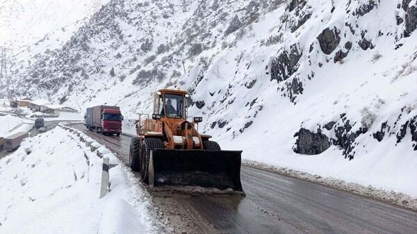 Работы по расчистке лавин на трассе Душанбе-Чанак - Sputnik Таджикистан